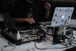 Laptop a stúdióban – a digitális zenealkotás jövője