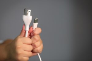 Az elektromos autók otthoni töltése – gyakorlati kérdések