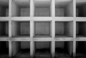 Rejtett tér a falak mögött – Tárolási lehetőségek mozgó falpanelek alkalmazásával