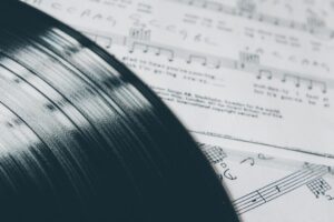 A bakelit reneszánsza – miért tér vissza a lemezjátszó?